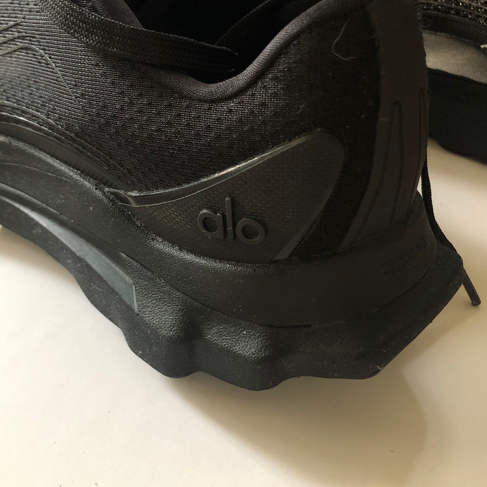 ALO Yoga Runner unisex sneakers W9/M7.5 - Picture 5 of 11